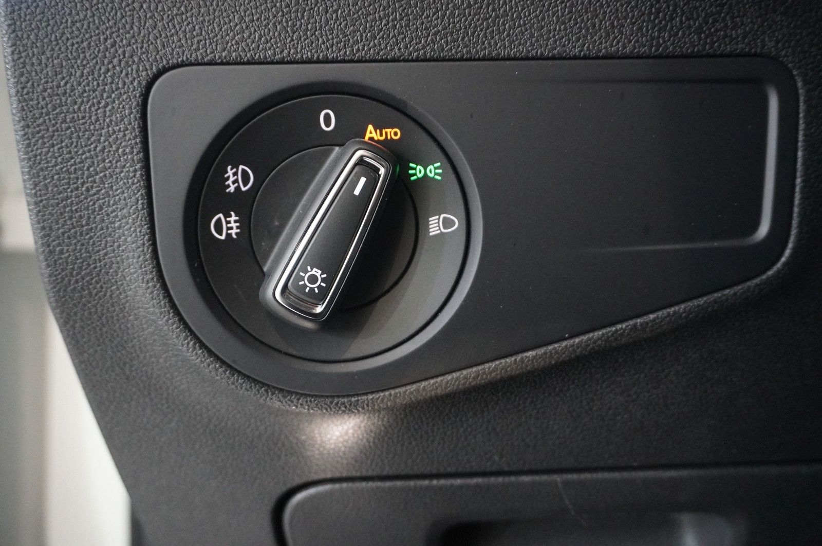 Fahrzeugabbildung Volkswagen Tiguan 2.0 TSI UNITED 4M DSG NAVI/LED/ACC/SH/AHK
