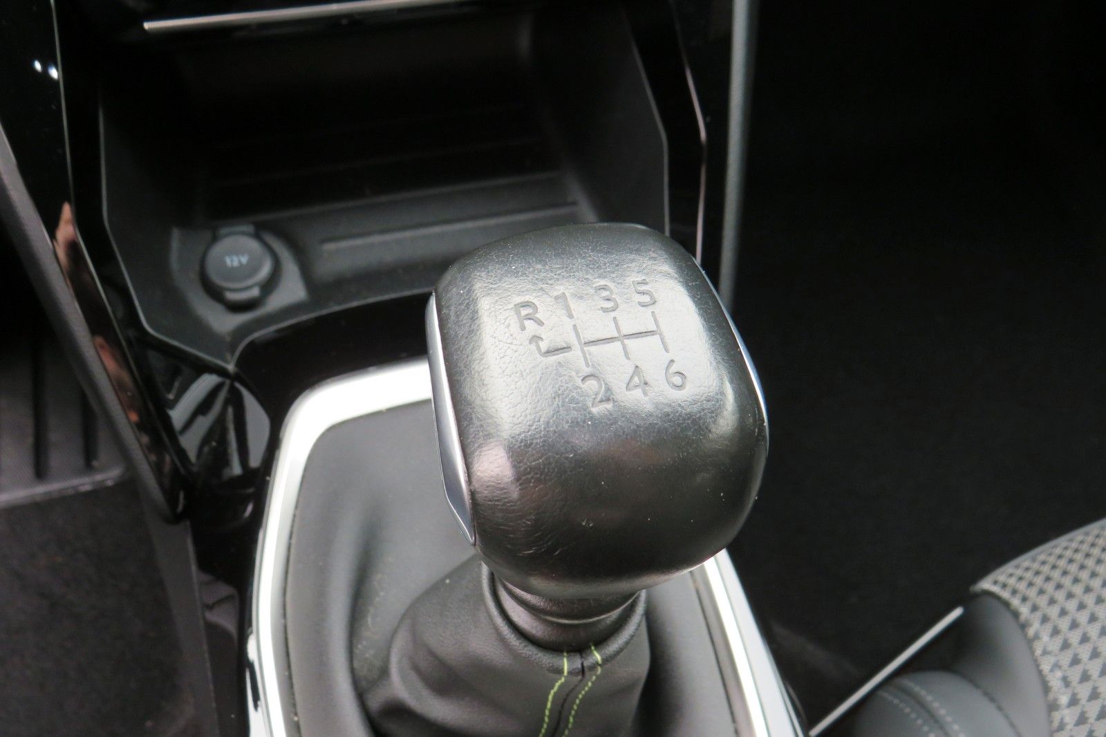 Fahrzeugabbildung Peugeot 2008 GT 1.2 PURETECH NAVI KAMERA PDC ACC 1.HAND