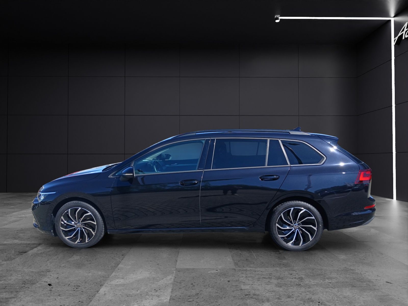 Fahrzeugabbildung Volkswagen Golf VIII Variant TSI Life Matrix AHK Navi AID A