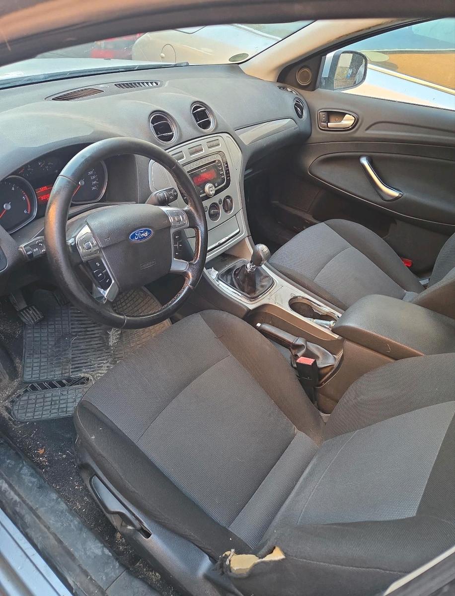 Ford Mondeo 2010 — interior