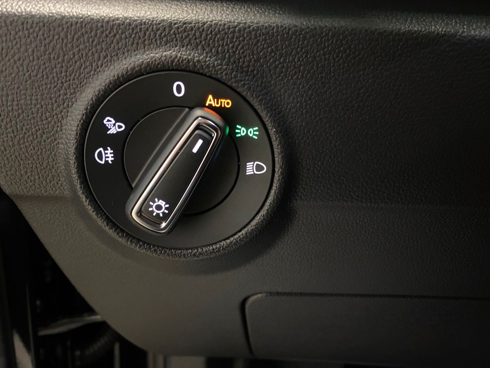 Fahrzeugabbildung Volkswagen T-Roc 1.5 TSI DSG+STYLE+PANORAMA+19"+ACC+MATRIX+