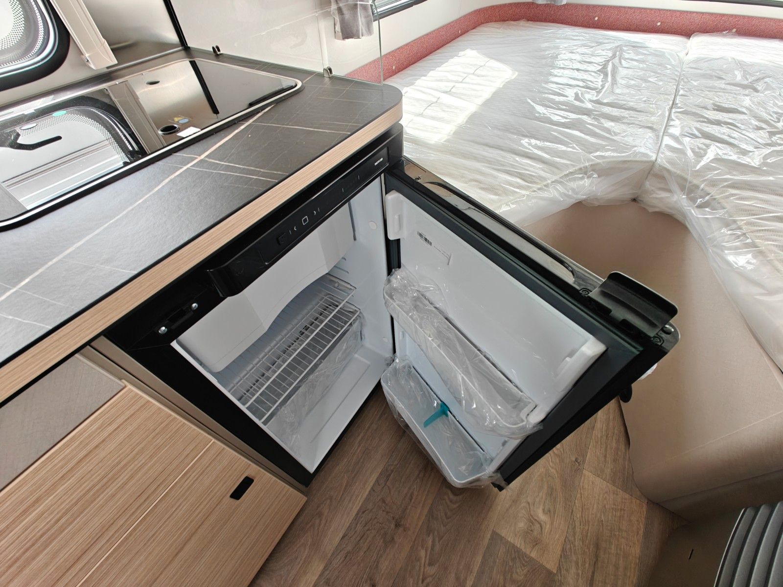 Fahrzeugabbildung HYMER / ERIBA / HYMERCAR Touring 542 Tango Red - JETZT 6.844€ SPAREN !!!