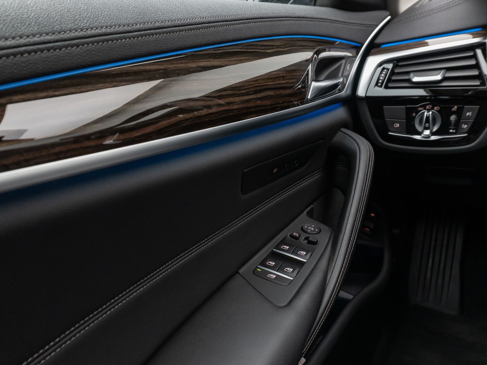 Fahrzeugabbildung BMW 530e  Luxury Line Kamera Laser HUD HiFi Komfort