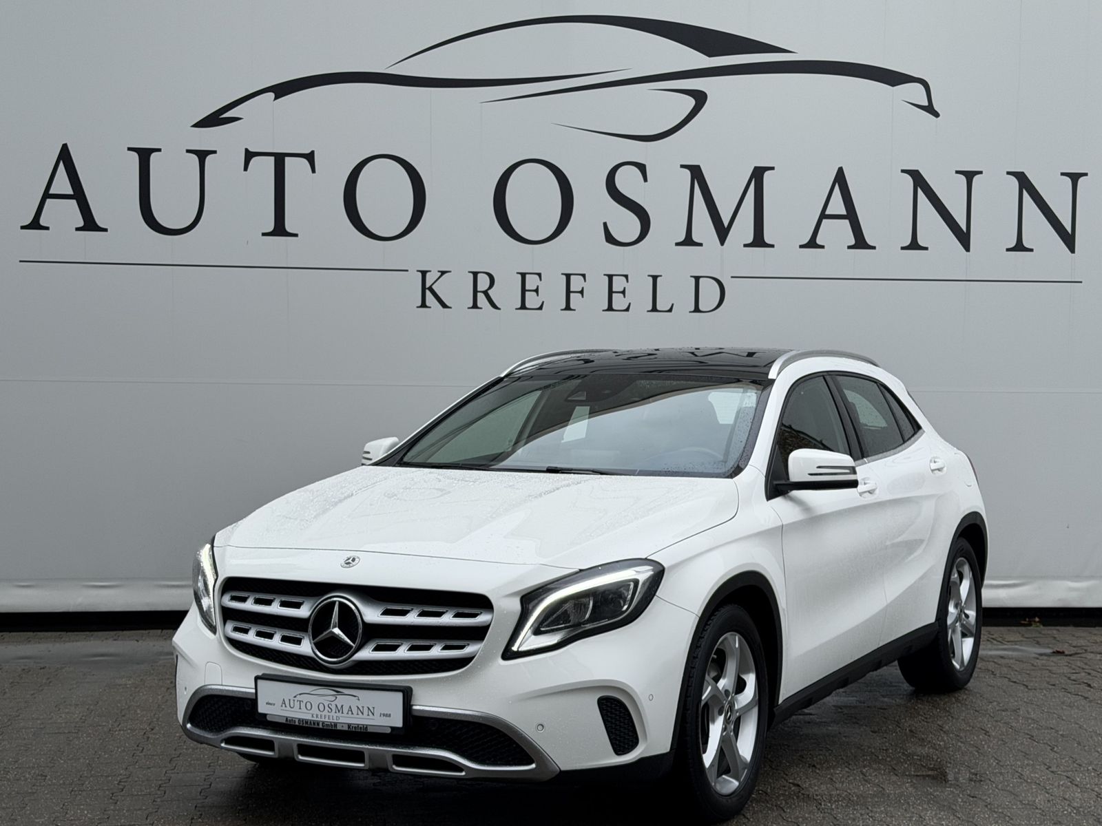 MERCEDES-BENZ GLA 250 7G-DCT Urban/ LED / Panorama