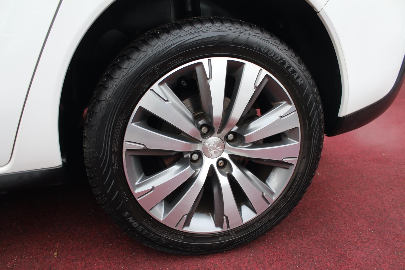 Peugeot 3008 ACTIVE AUTOMATIK KLIMA PANORAMA PDC