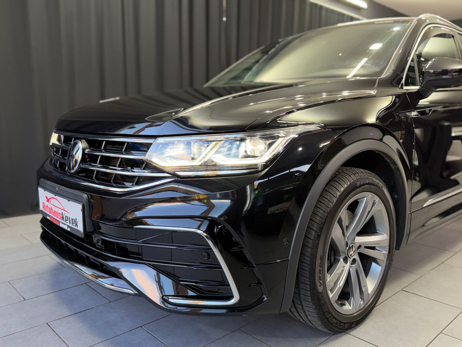 Fahrzeugabbildung Volkswagen Tiguan R-Line 4Motion|PANORAMA|360°-KAMERA|ACC