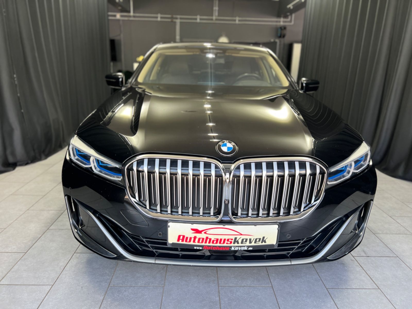 Fahrzeugabbildung BMW 750 d xDrive*LASER*TV*AHK*REMOTE-PARK*KAMERA*ACC
