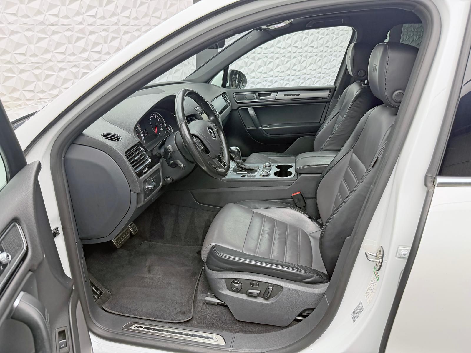 Fahrzeugabbildung Volkswagen 3.0TDI R-LINE/LUFT/4MOTION/PANO/AHK/360°/TR-TECH