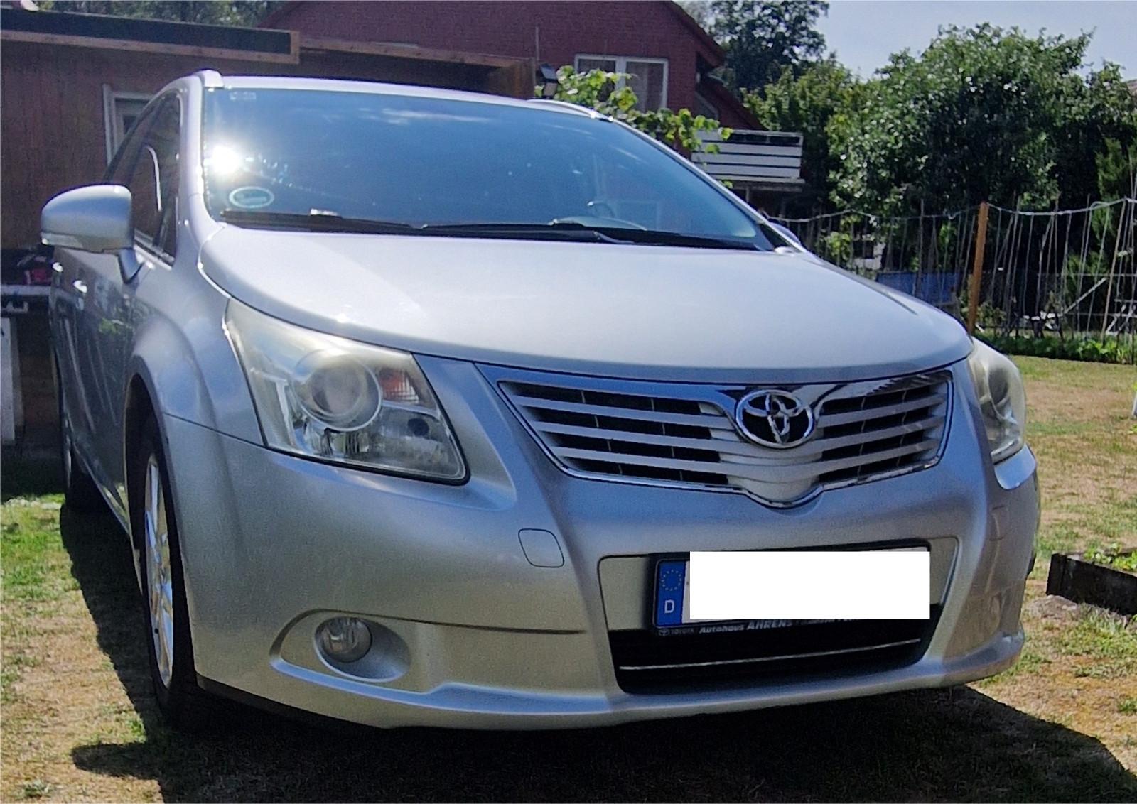 Toyota Avensis 2009 — rear view