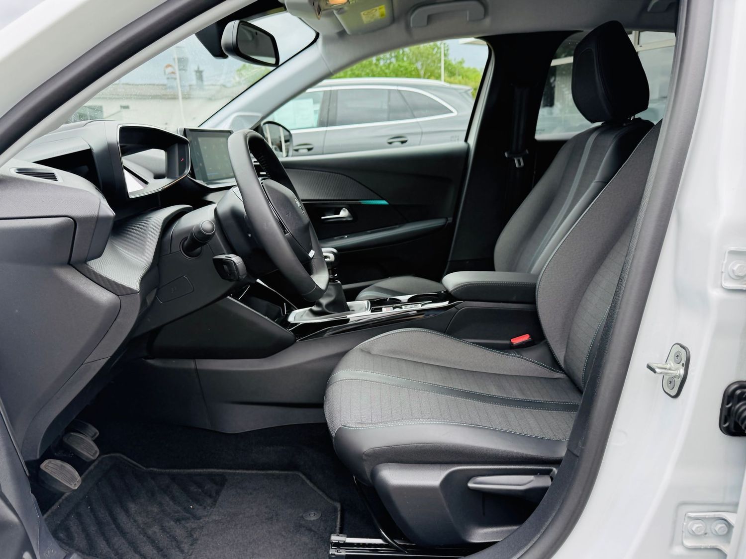 Fahrzeugabbildung Peugeot 208 1,2 PURETECH 100 ALLURE, RFK, LED, MirrorLin