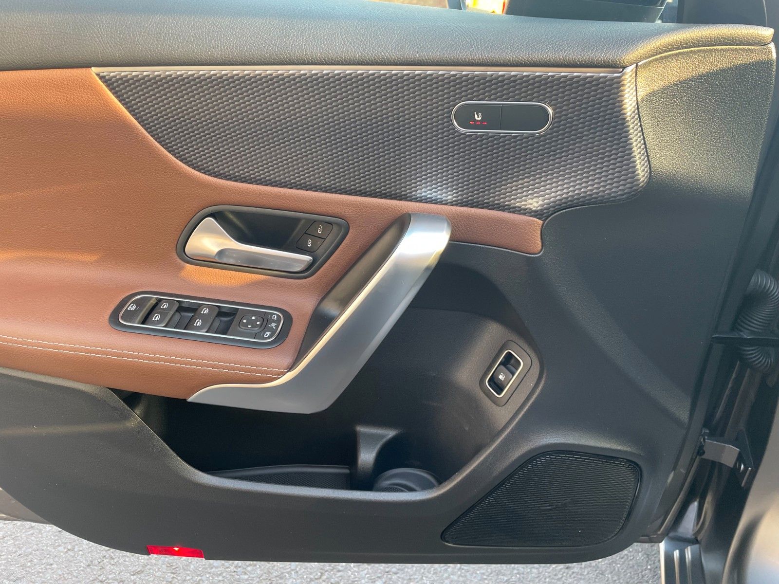 Fahrzeugabbildung Mercedes-Benz A 250e Progressive Night+AHK+Kamera+ILS+Ambiente