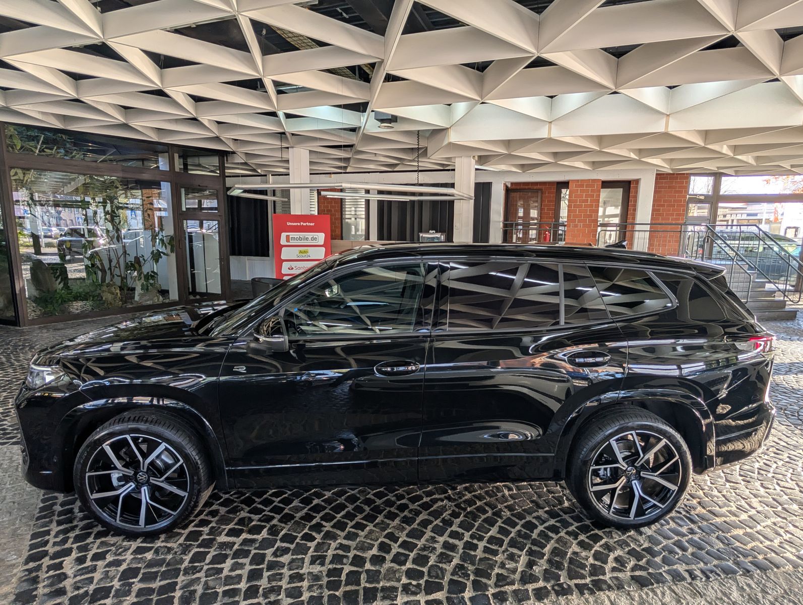 Fahrzeugabbildung Volkswagen Tayron R-Line 360°H&K HUD PANO IQ-LIGHT BLACK 7S