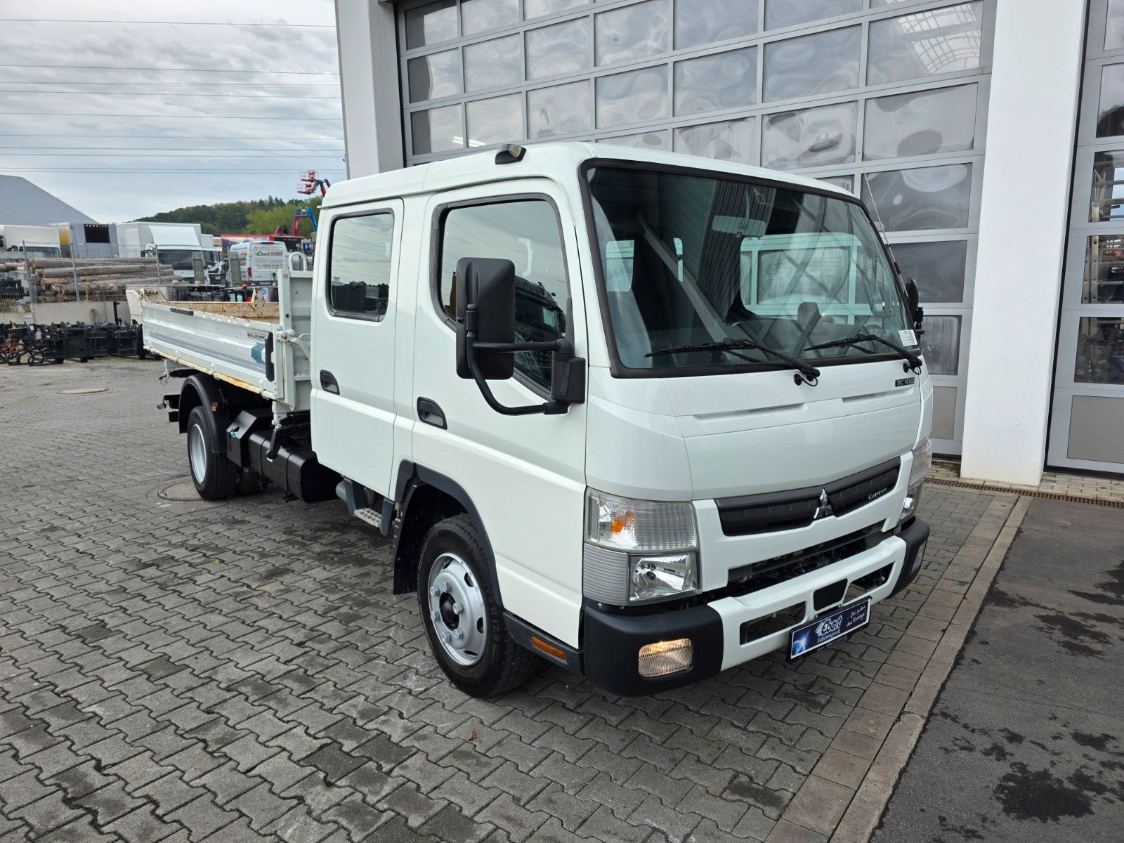 Fahrzeugabbildung Mitsubishi Fuso Canter 7C18D DoKa 7 Sitze AHK
