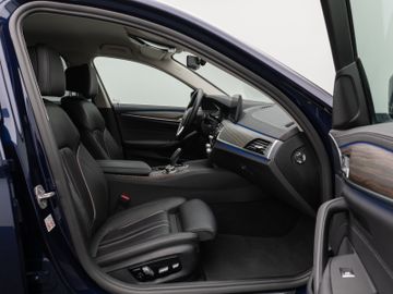 Fahrzeugabbildung BMW 520d xD Luxury Line Kamera HUD DAB HiFi DisplKey