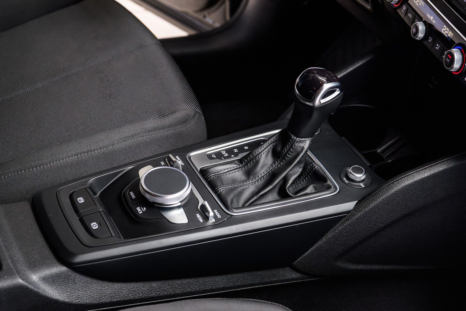 Fahrzeugabbildung Audi Q2 35 TFSI S tronic LED/SZH/RFK/NAVI/GJR