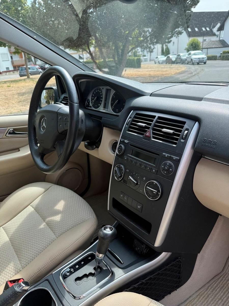 Mercedes-Benz B 180