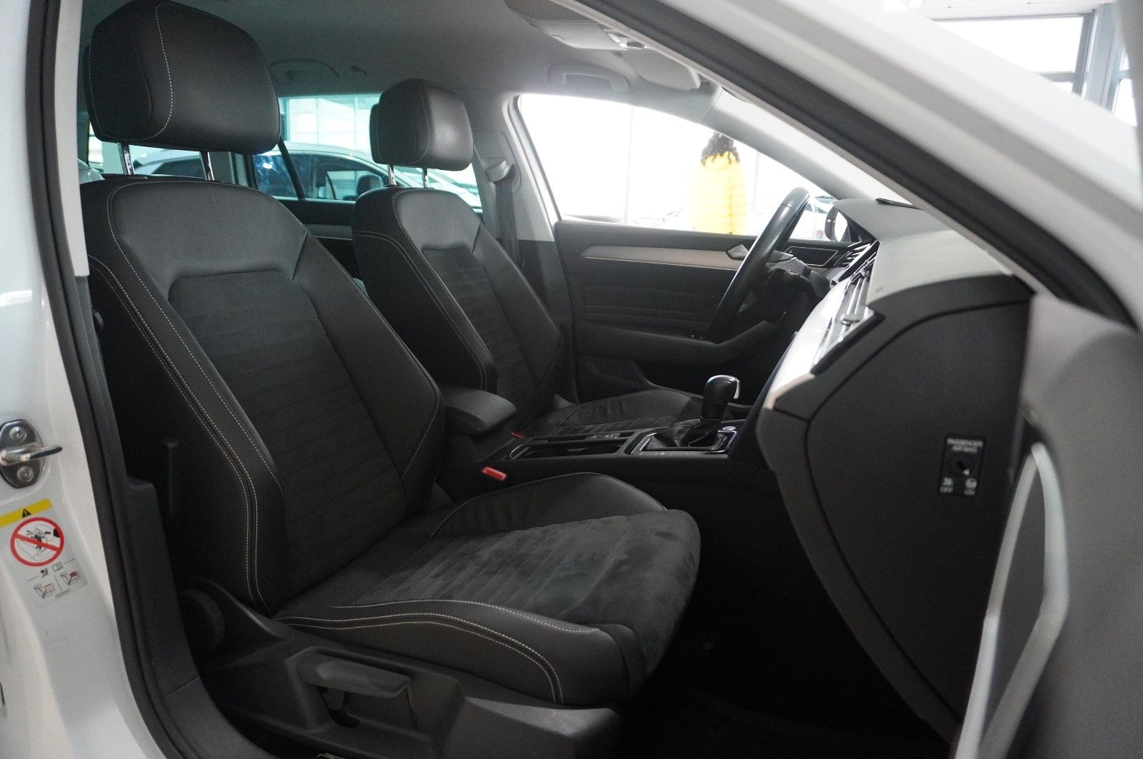 Fahrzeugabbildung Volkswagen Passat Vari. 2.0D R-LINE 4M NAVI/LED/KAMERA/AHK