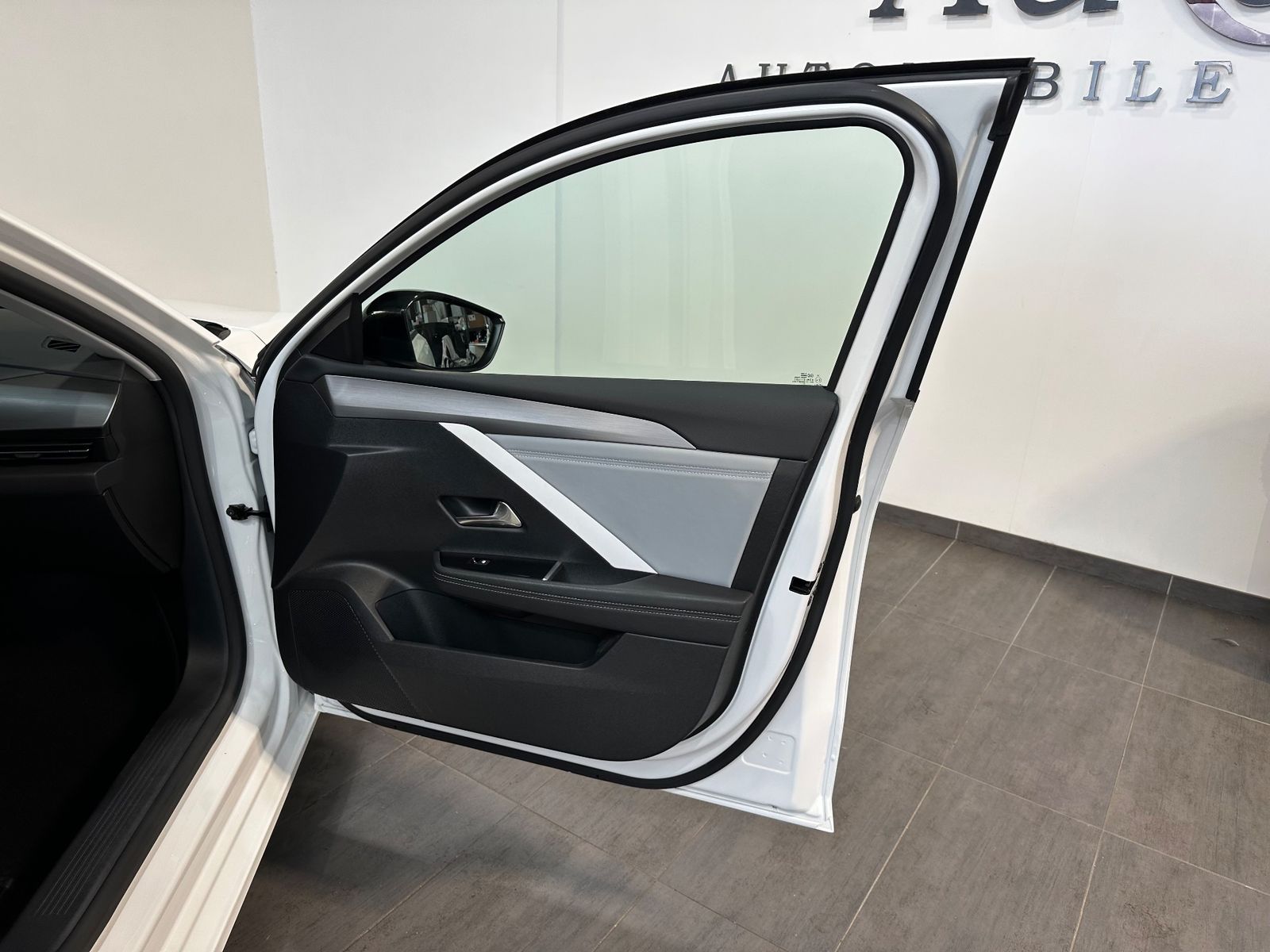 Fahrzeugabbildung Opel Astra SpT 1.5 D Aut. Business Elegance NAV+LED