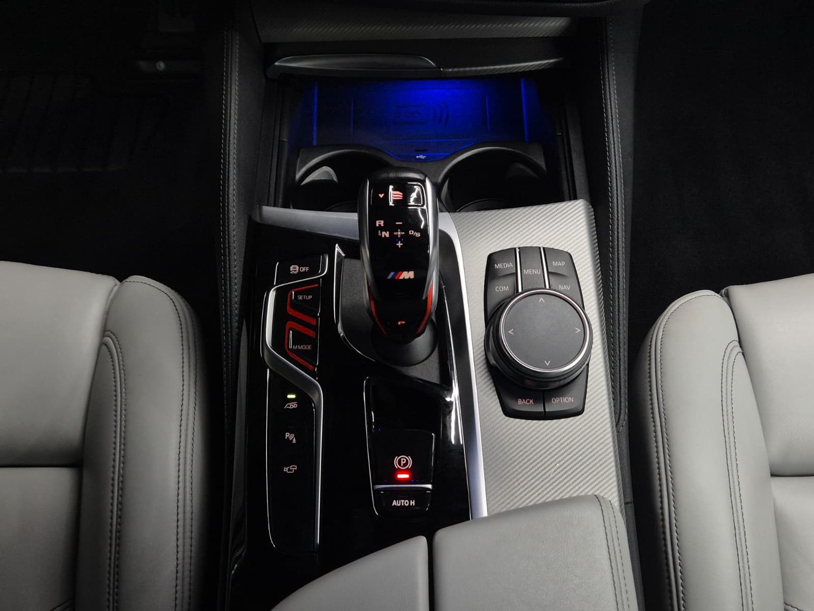 Fahrzeugabbildung BMW M5 Lim. >CARBON+SOFT+LED+HEAD+H&K+MEMO+ACC+360°+