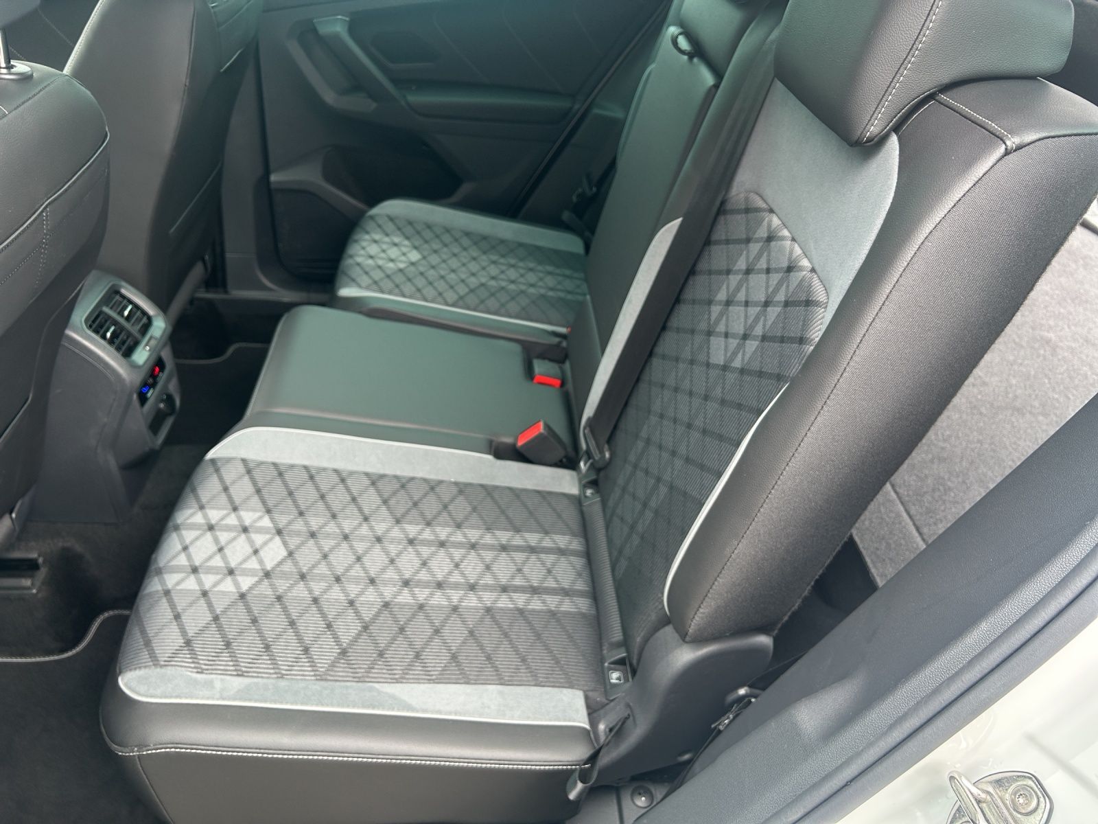 Fahrzeugabbildung Volkswagen Tiguan TSI R-Line DSG Standhzg LED AHK Navi AID