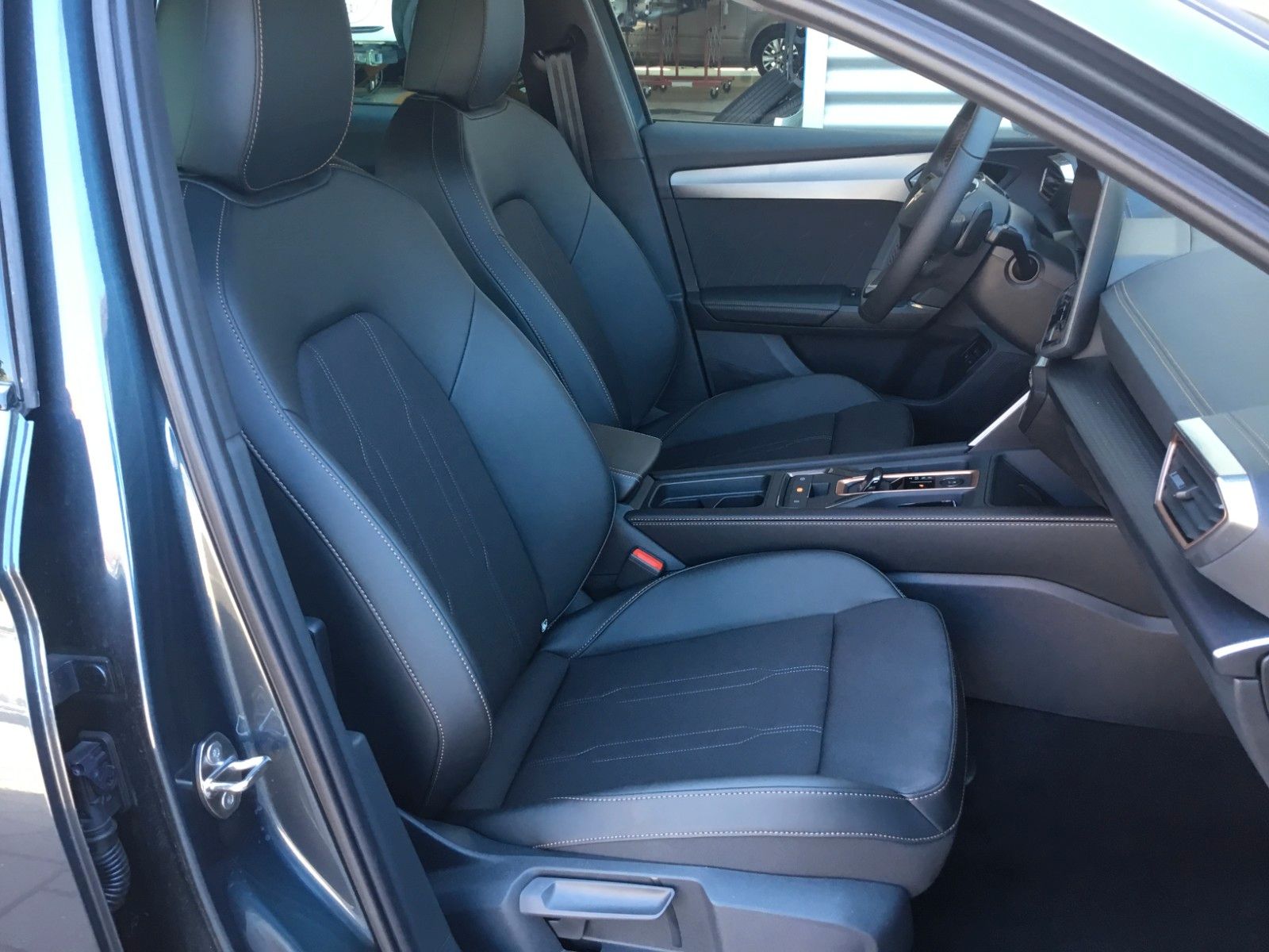 Fahrzeugabbildung CUPRA Leon 1.5 E-HYBRID DSG Sportstourer+AHK+Kamera+18