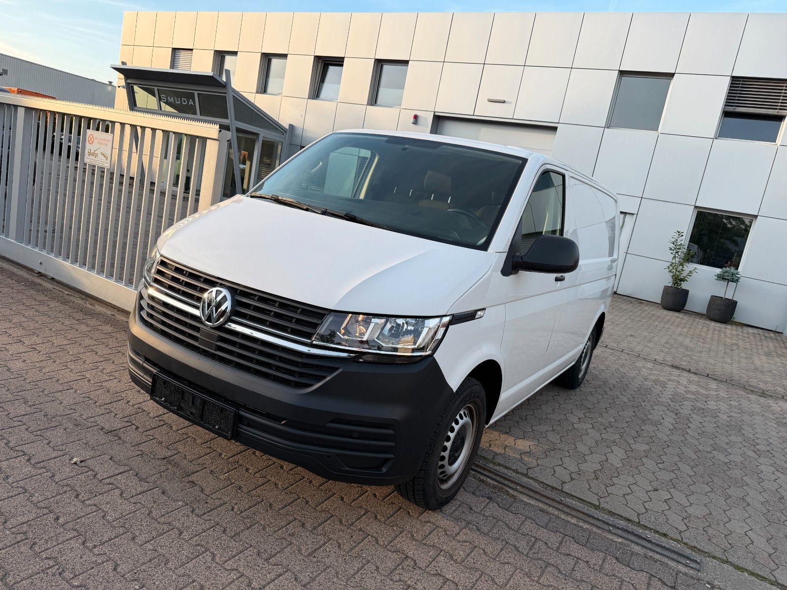 Volkswagen T6.1 Transporter DSG*PDC*SHZ*3 SITZE*KLIMA*ACC