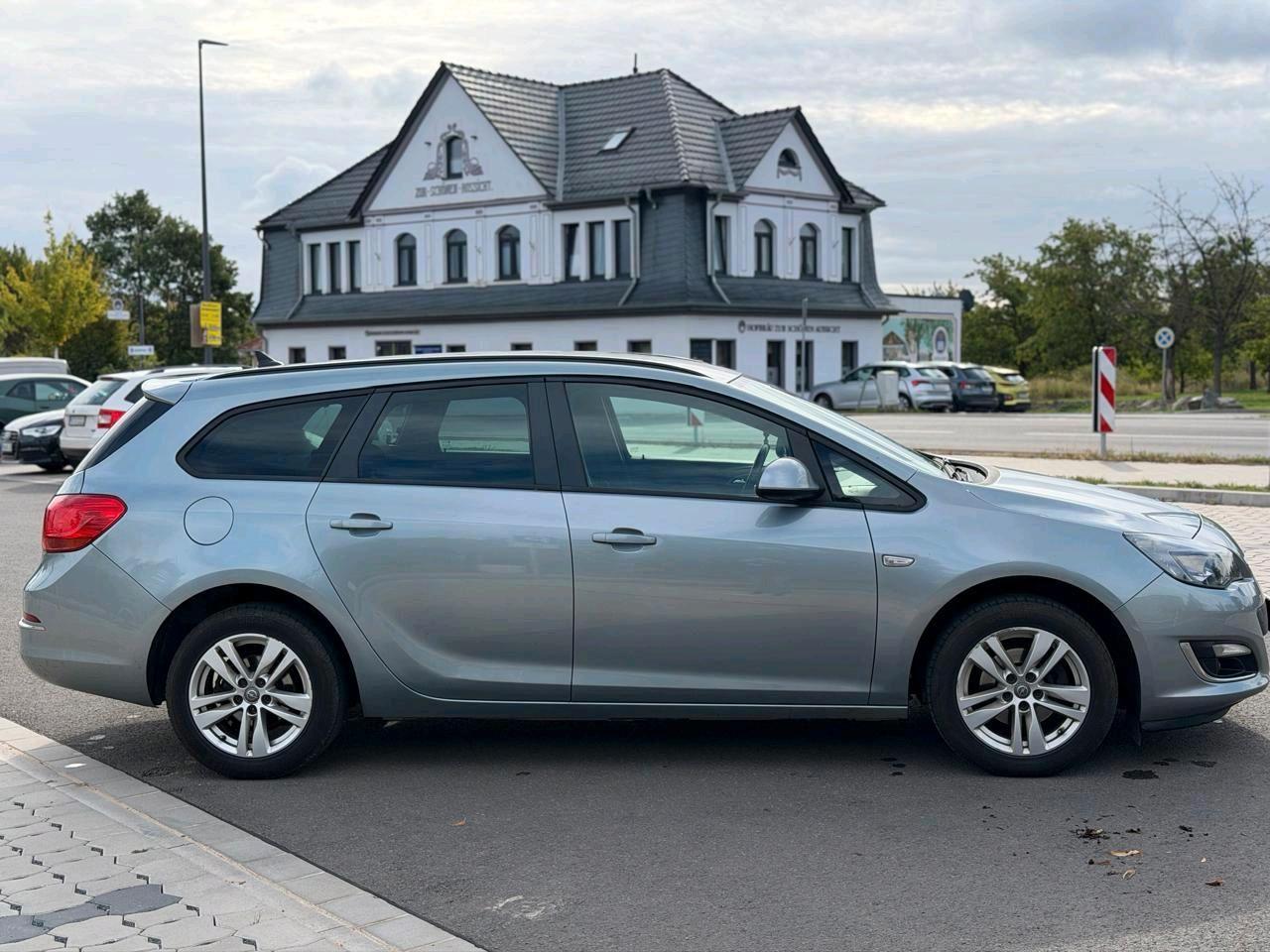 Opel Astra 2013 — photo 11