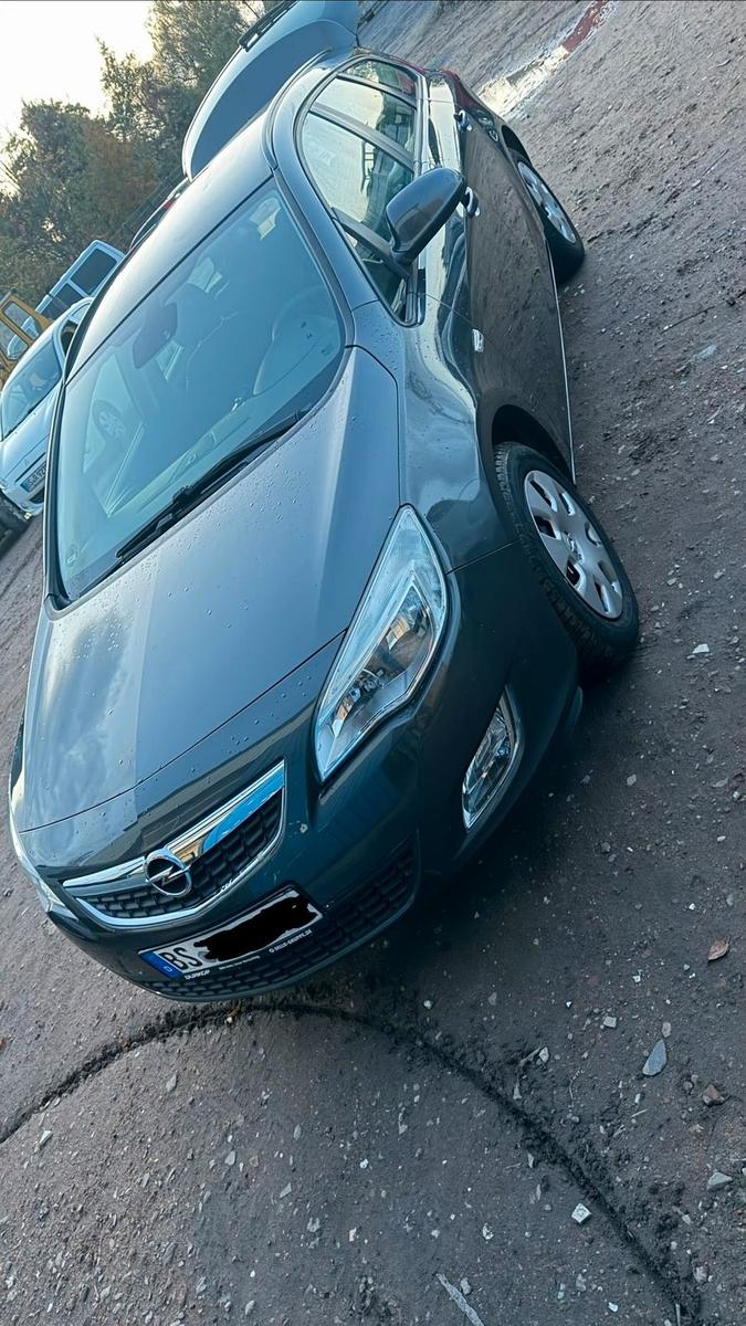Opel Astra 2012 — rear view