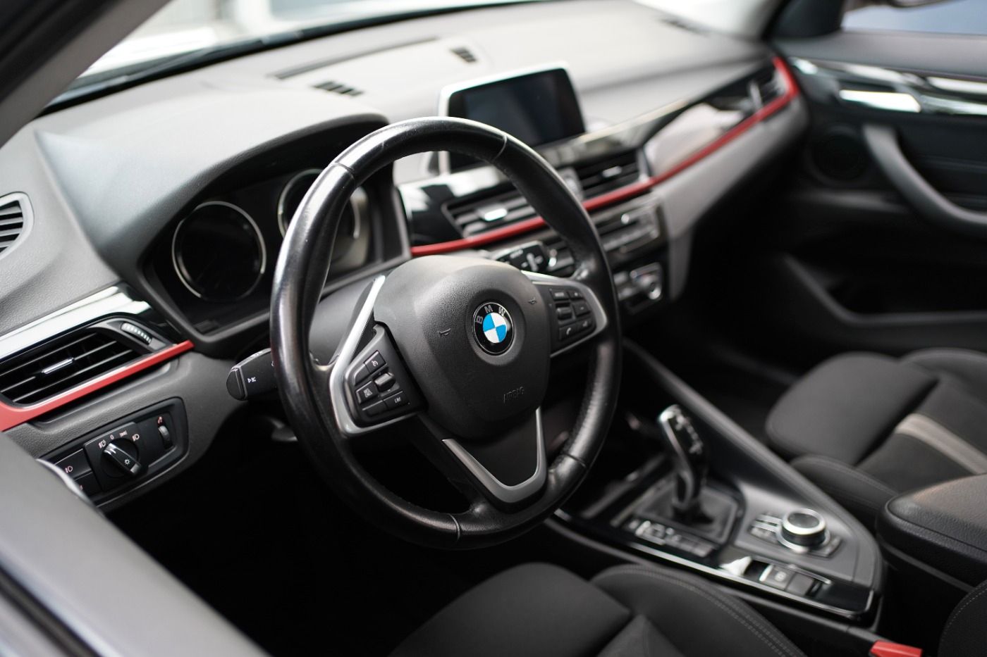 Fahrzeugabbildung BMW X1 18i Sport Line +AHK+Sportsitze+Parkassistent+