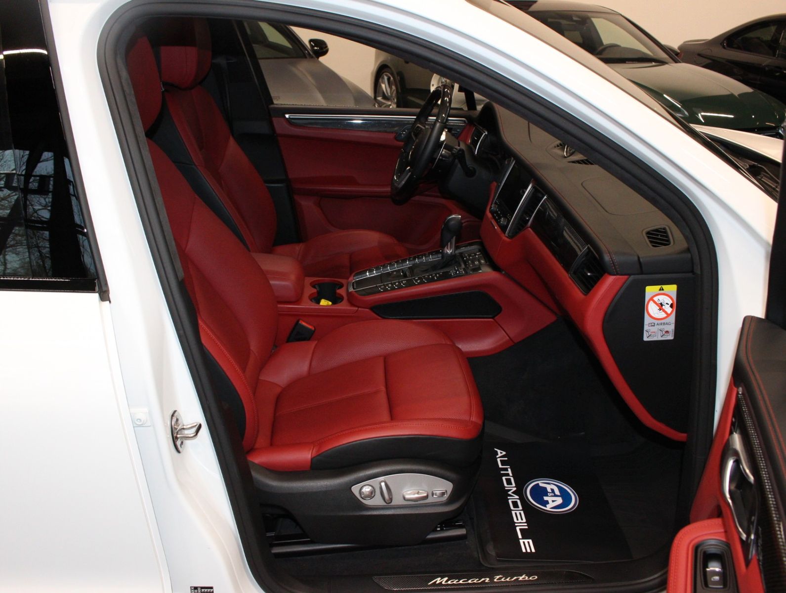 Fahrzeugabbildung Porsche Macan Turbo mit Performance Paket*2.Hand*Kamera
