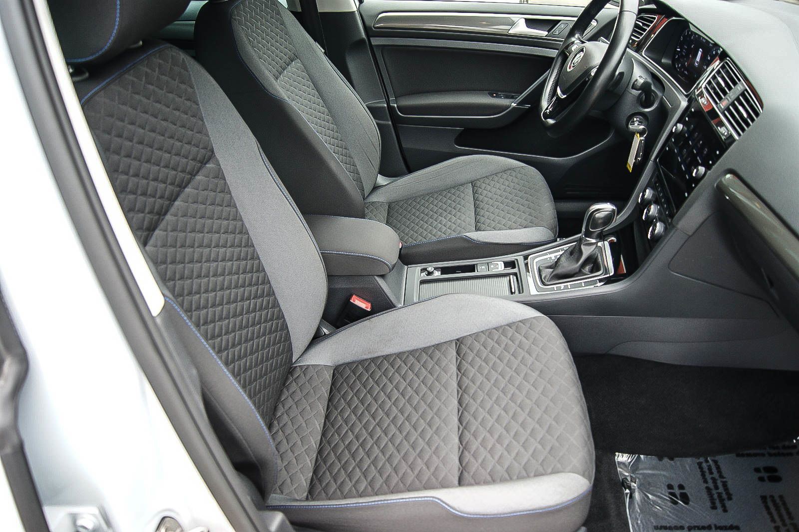 Fahrzeugabbildung Volkswagen Golf VII Variant 14TSI DSG JOIN ANHZV KAMERA PDC