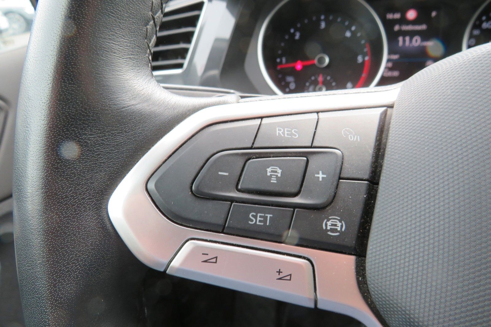 Fahrzeugabbildung Volkswagen Tiguan Life DSG AHK KAMERA ACC PDC SITZH. NAVI 1