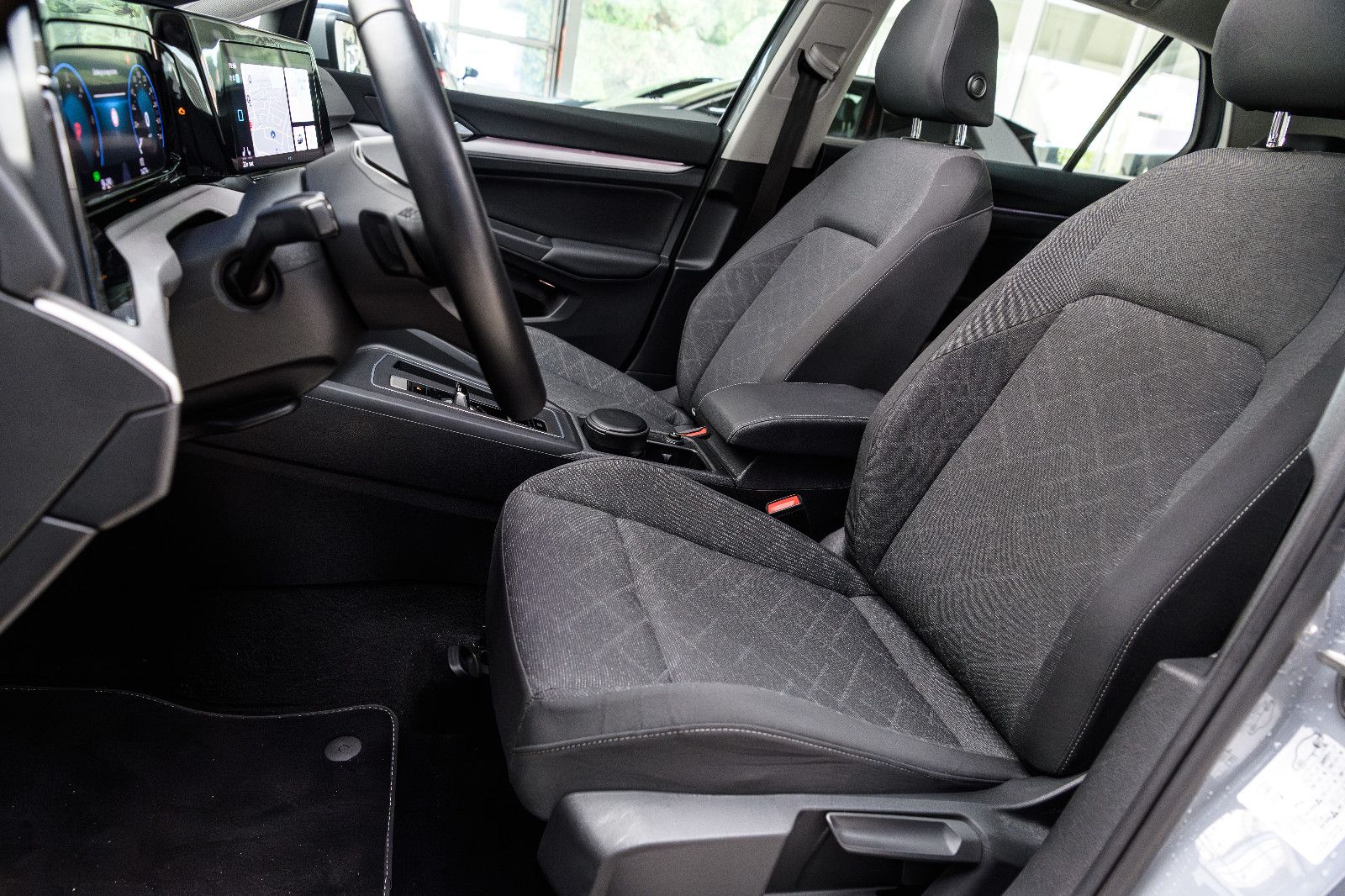 Fahrzeugabbildung Volkswagen Golf VIII Life +STHZ+LED+SHZ+NAVI+PANO+HEADUP