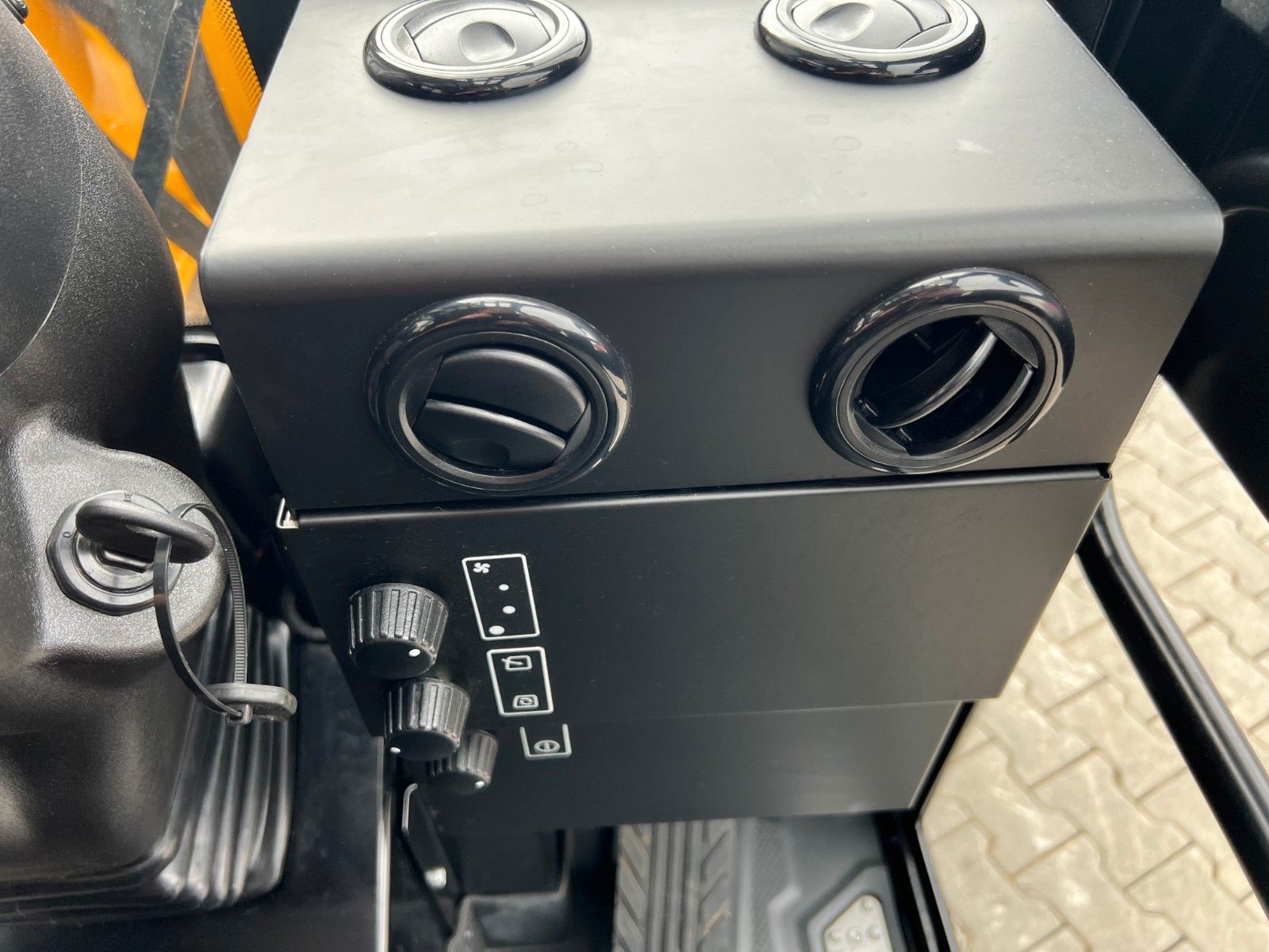 Fahrzeugabbildung JCB 403 Plus / Neufahrzeug / 2025 / Gabel / Schaufel