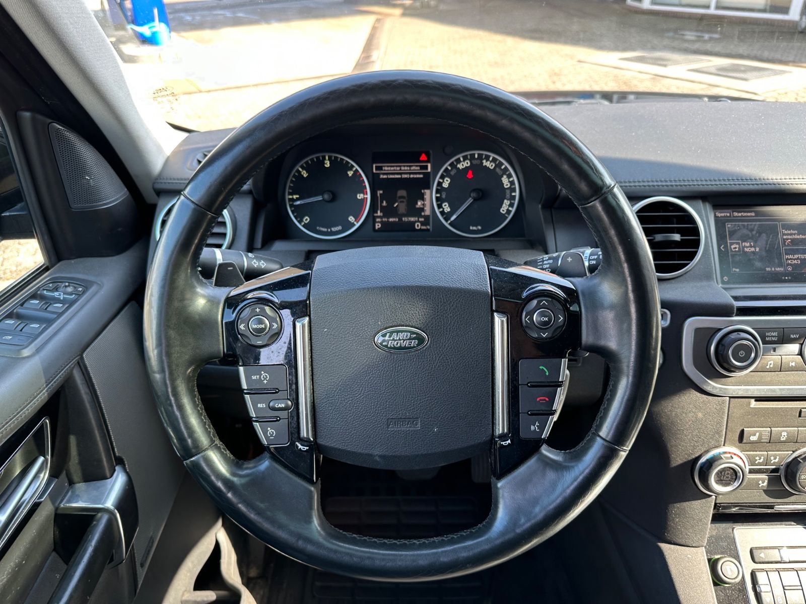Fahrzeugabbildung Land Rover Discovery 4 3.0 SDV6 Landmark AHK/Leder/Meridian