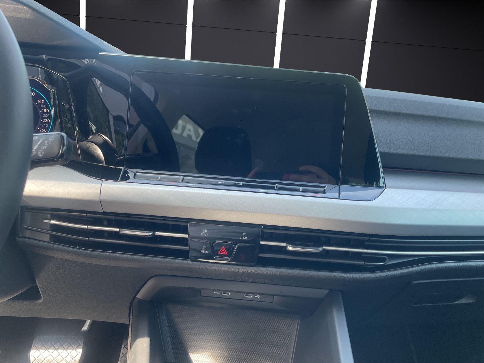 Fahrzeugabbildung Volkswagen Golf VIII Variant Life *AHK*PDC*Ambiente*Navi*