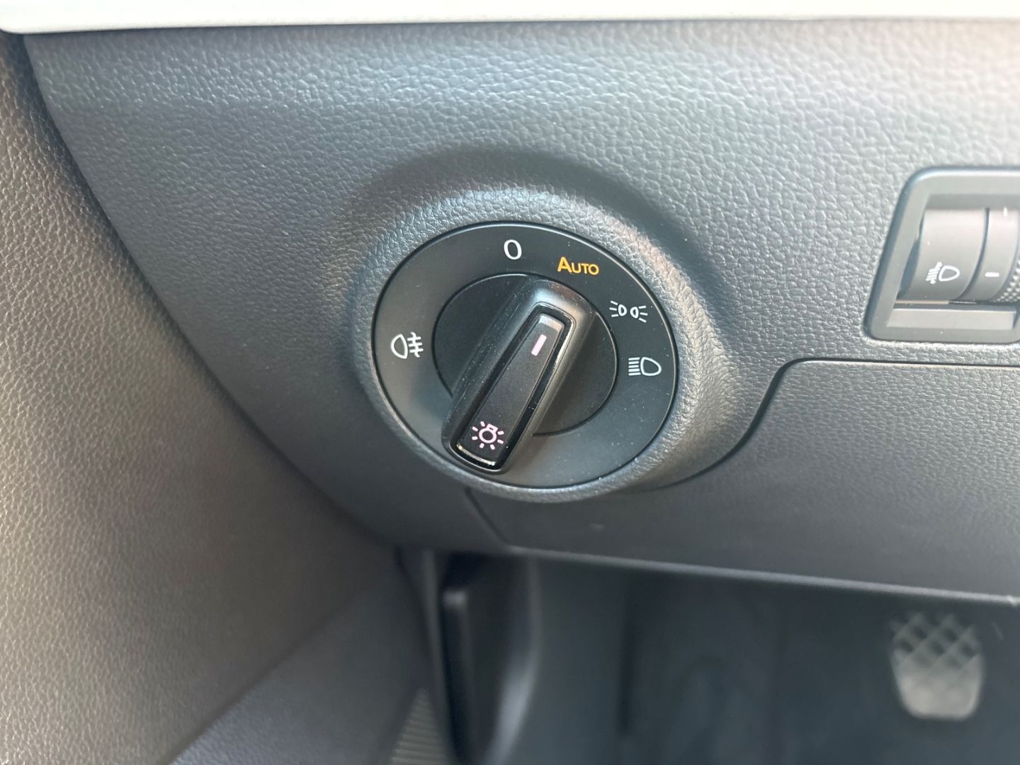 Fahrzeugabbildung SEAT Arona Style Navi Digitales Cockpit LED Apple Car