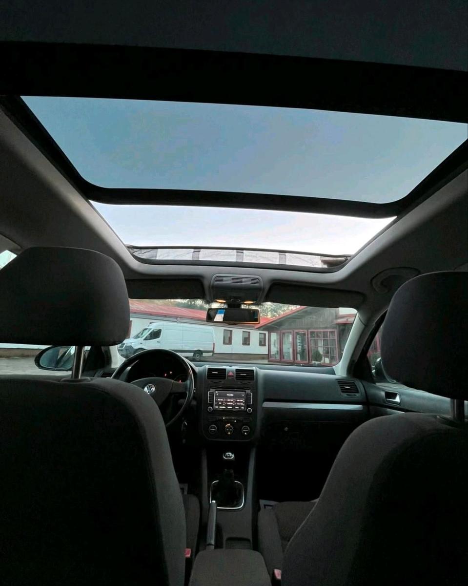 Volkswagen Golf 2010 — interior