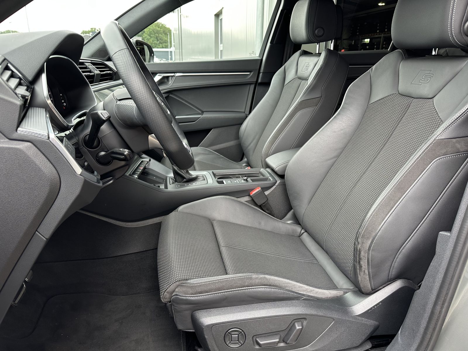Fahrzeugabbildung Audi Q3 40 TDI Quattro S-Line NAV+LED+ACC+B&O+VCOCK