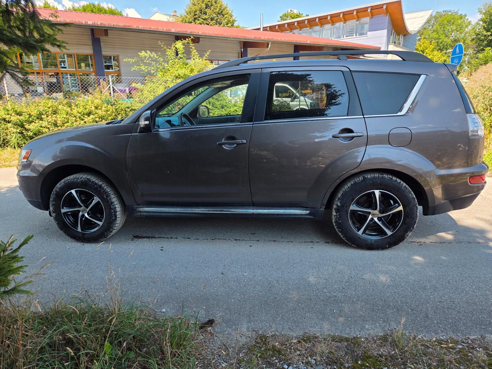 Mitsubishi Outlander Invite 4WD