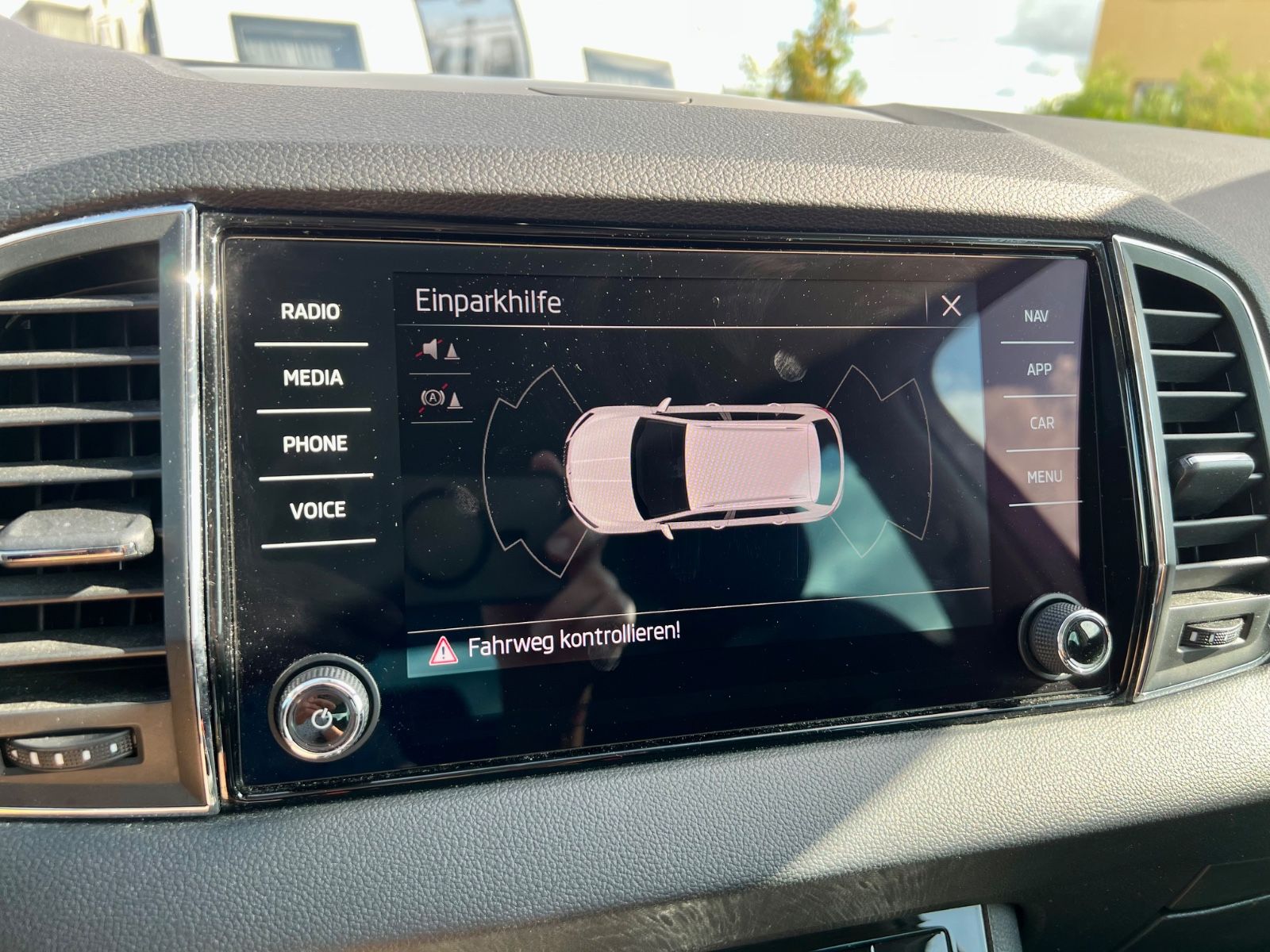 SKODA Karoq 1.5 TSI Style KLIMAAUT NAVI SHZ PDC CARPLA