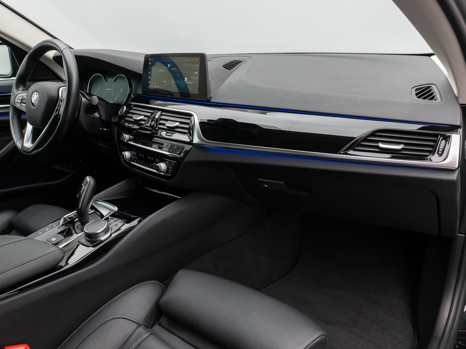Fahrzeugabbildung BMW 530e iP Sport Line 360°HUD HiFi SoftCl Komfort