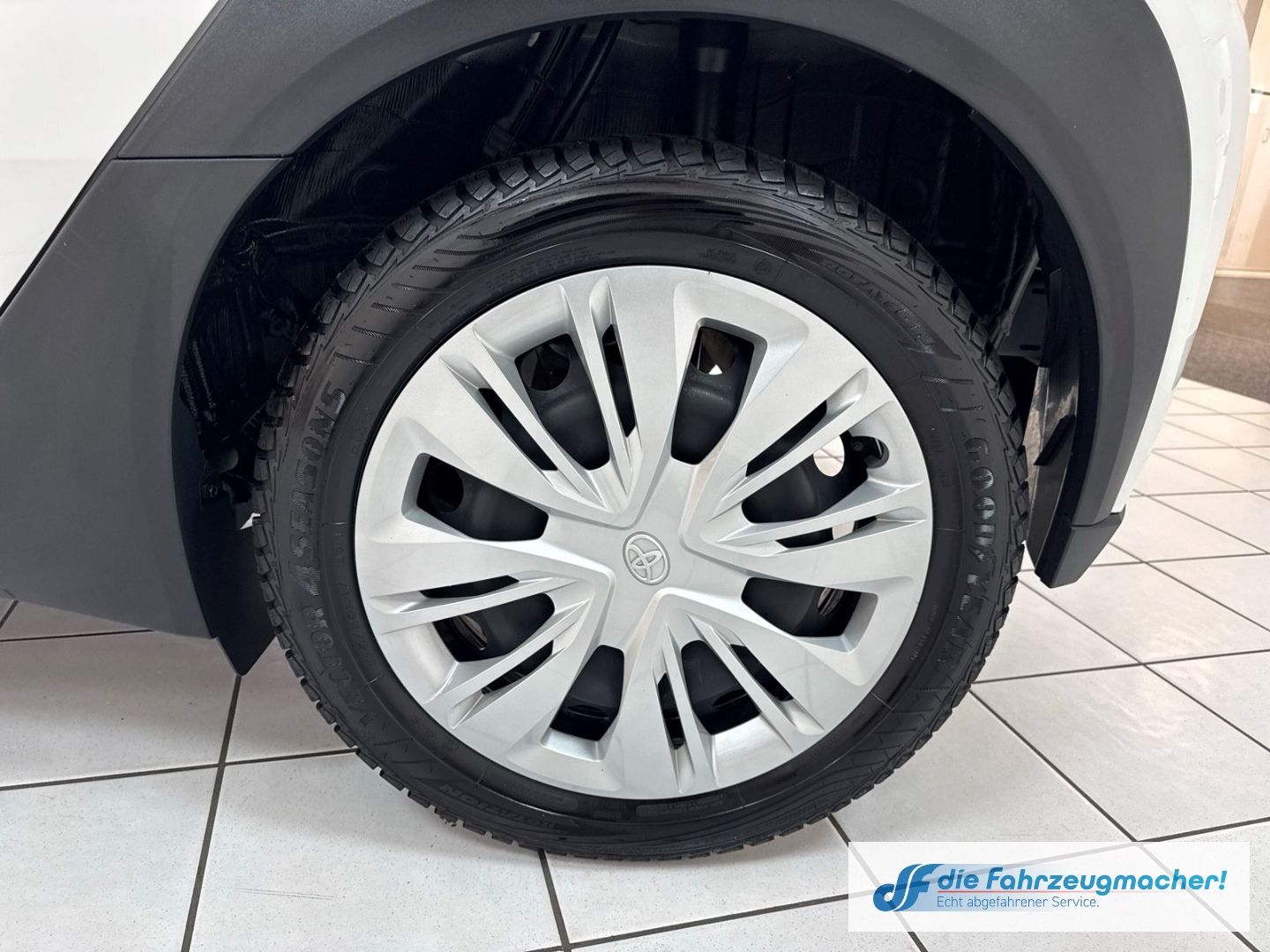 Fahrzeugabbildung Toyota Aygo X Play Apple CarPlay Android Auto Mehrzonen