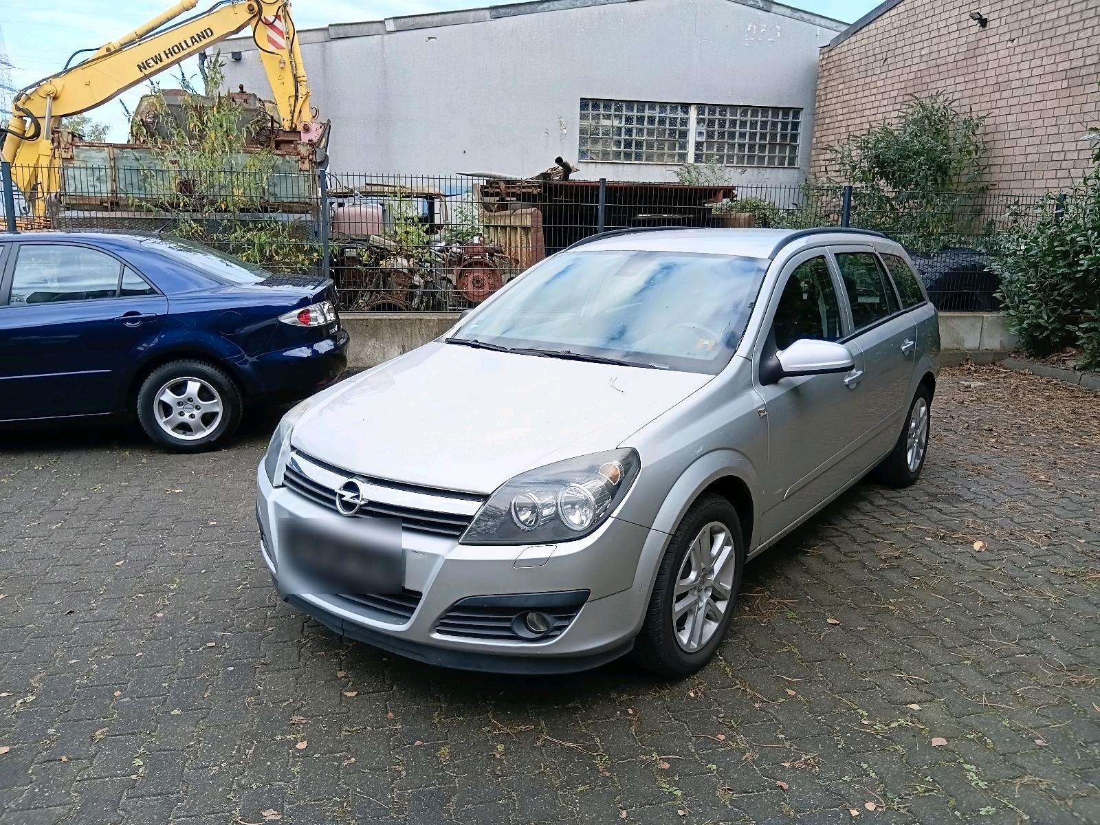 Opel Astra 2006 — rear view