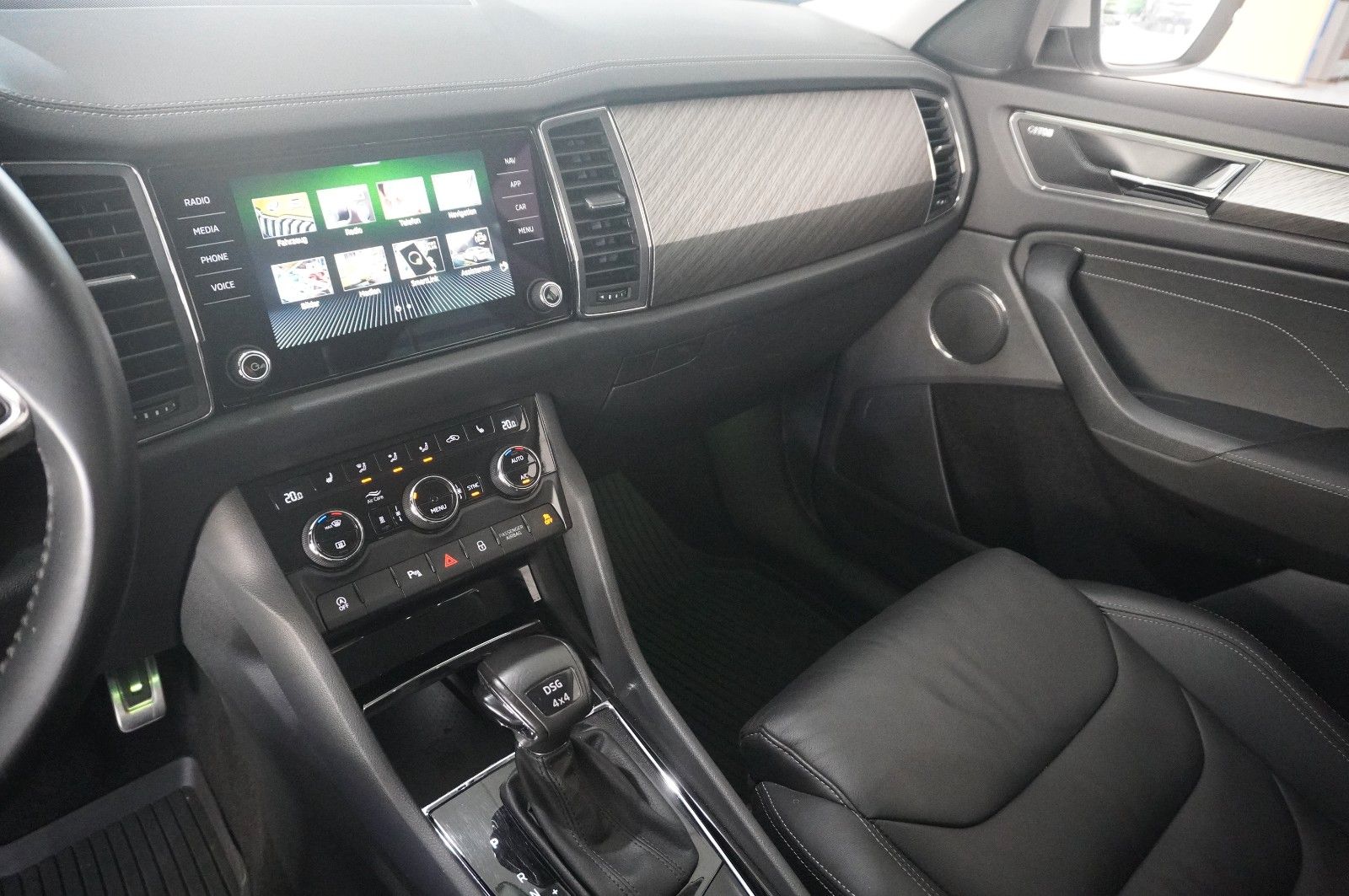 Fahrzeugabbildung SKODA Kodiaq 2.0 TSI STYLE 4X4 7-SITZ NAVI/KAMERA/AHK