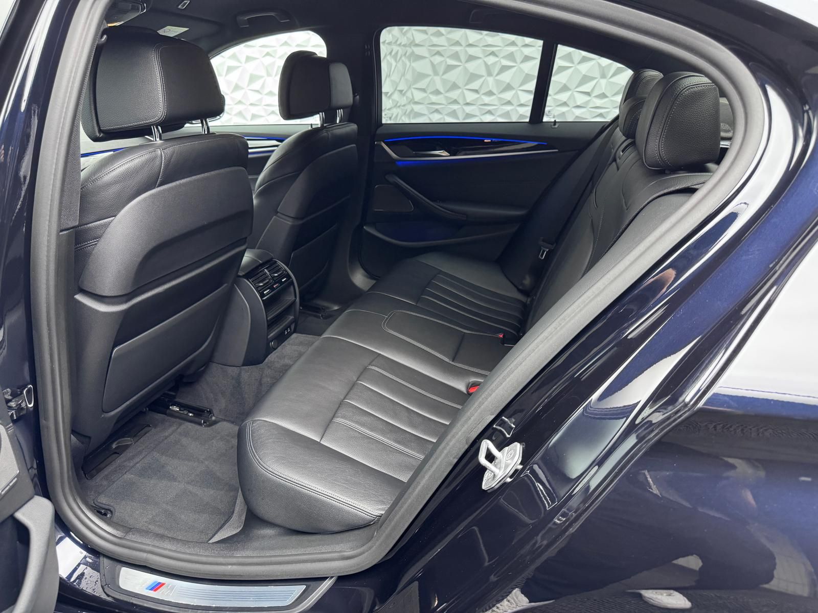 Fahrzeugabbildung BMW 530d M-PAKET*ACC*H&K*KEYLESS*HUD*R-CAM*DAB*LIVE