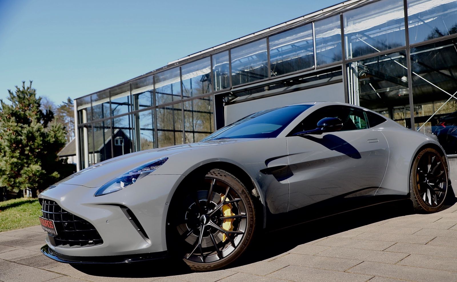 ASTON MARTIN V8 Vantage
