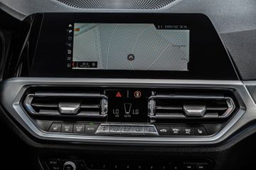 Fahrzeugabbildung BMW 330i Lim. Sport Line|KAMERA|AUTOMATIK|DISPLAYKEY