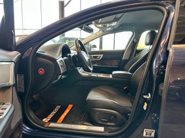 Jaguar XF *Keyless*AHK*BI-XENON*Leder*2-Zonen*