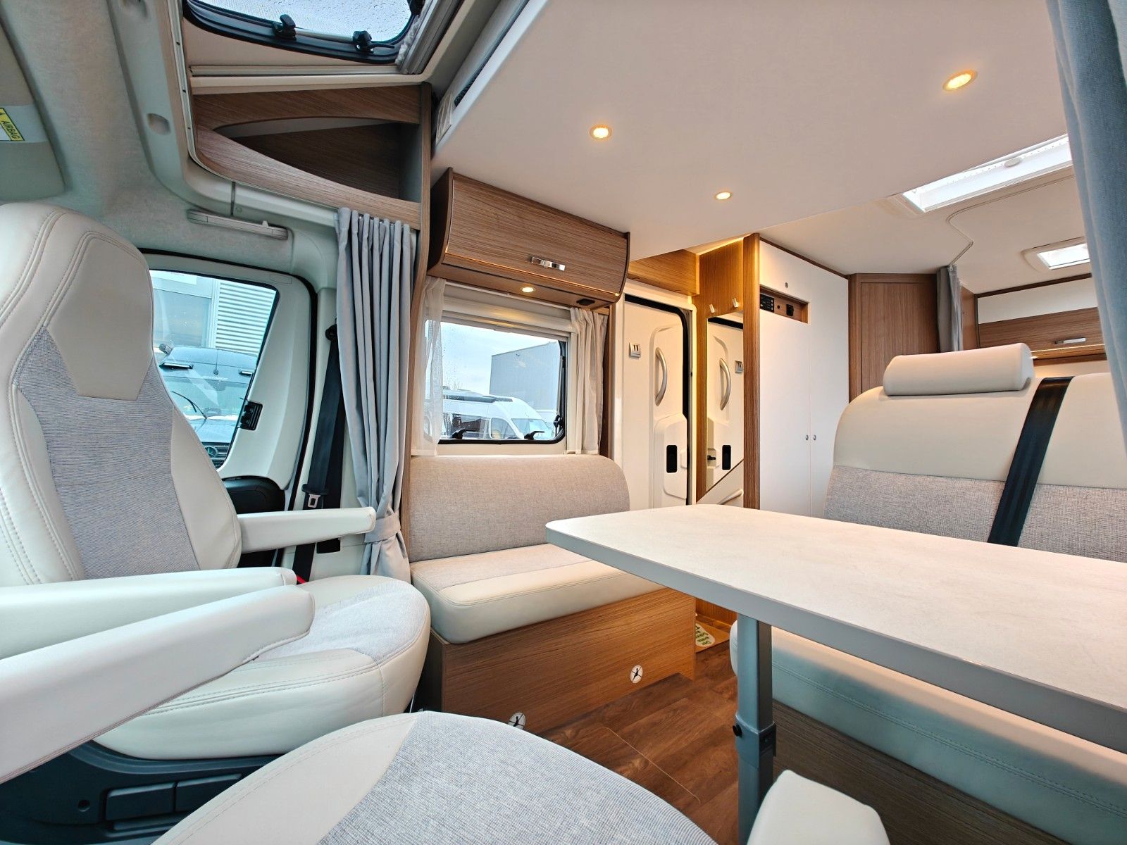 Fahrzeugabbildung Carado T-348 - Automatik, SAT, TV, 2x Solar, Hubbett -